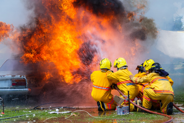bombero-extintor-agua-manguera-combatir-incendios_161442-12