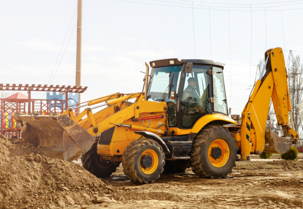 tractor-excavador-trabajando-cavando-zanja-sitio-construccion_210733-142